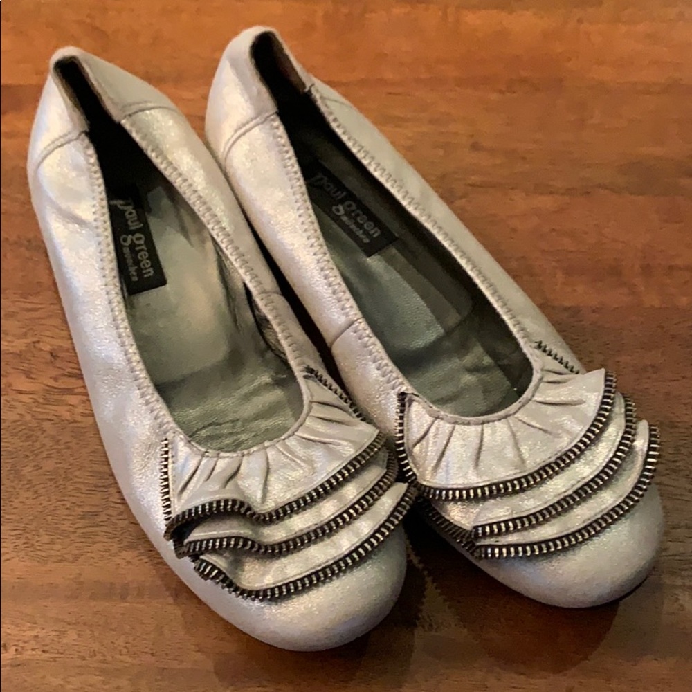 Zipper accented flats